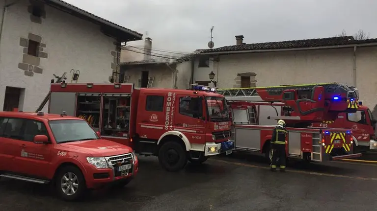 Los bomberos apagan el incendio originado en la segunda planta y el tejado de una casa en Irañeta BOMBEROS DE NAVARRA