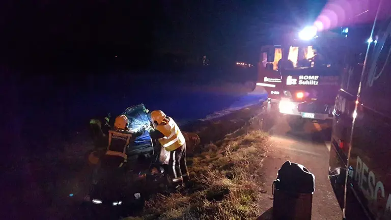 Los bomberos atienden un accidente de tráfico por salida de vía entre Campanas y el Carrascal BOMBEROS TWITTER