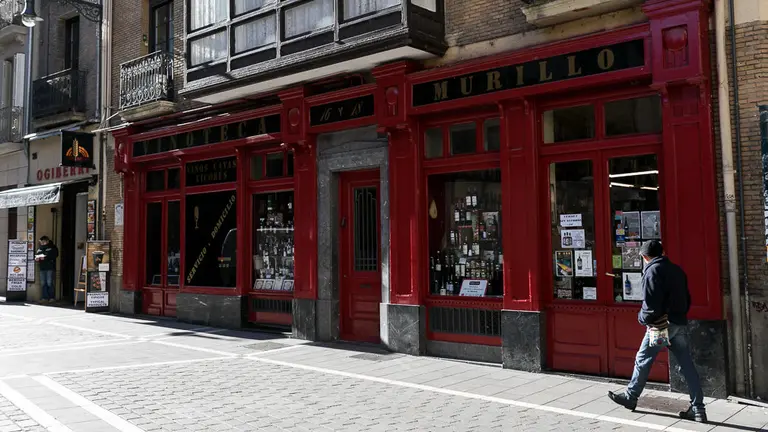 'Vinoteca Murillo' en la plaza de San Nicolás de Pamplona (02). IÑIGO ALZUGARAY