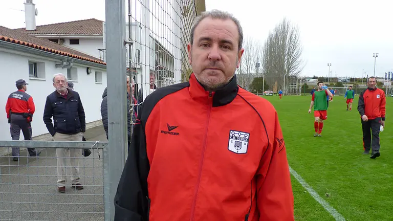 César Sánchez con el chandal del Subiza en Tajonar