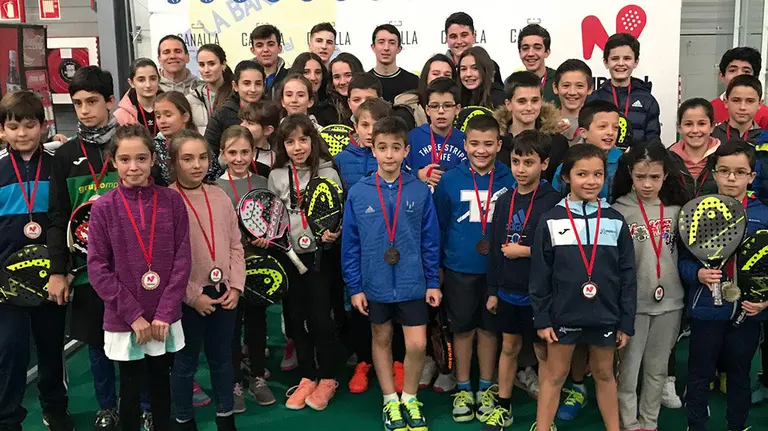 Grupo de chavales campeones en el torneo de pádel en Mutilva. Cedida.