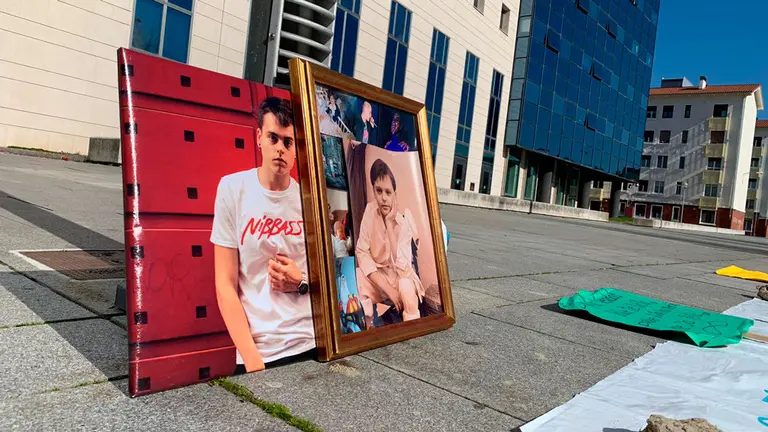 El altar en recuerdo al joven fallecido en el crimen de Los Corralillos, Daniel de la Fuente, frente a la Audiencia de Navarra NAVARRACOM