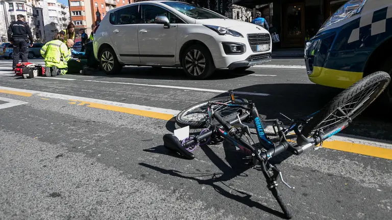 Un coche atropella a una bicicleta en un paso de peatones en la avenida Zaragoza de Pamplona (03). IÑIGO ALZUGARAY