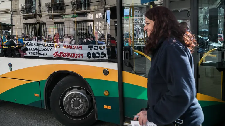Huelga de los trabajadores del servicio de villavesas de transporte comarcal de Pamplona (01). IÑIGO ALZUGARAY
