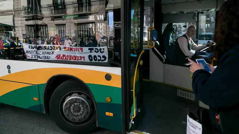 Huelga de los trabajadores del servicio de villavesas de transporte comarcal de Pamplona (03). IÑIGO ALZUGARAY