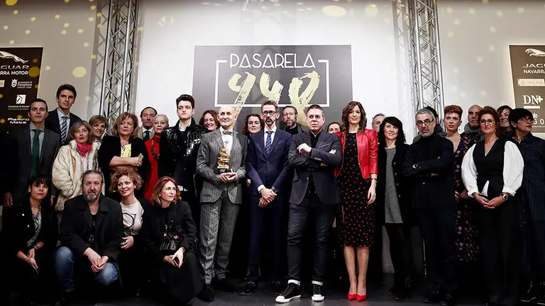 GRAFCAV1615. PAMPLONA, 14/02/2019.- Los diseñadores Hannibal Laguna (c-d) y Modesto Lomba (c-i), participantes este mediodía en la inauguración del certamen Pasarela 948, que se celebra en Pamplona del 14 al 16 de febrero, han destacado el buen estado de salud de la moda española y, en especial, de los jóvenes creadores, que tienen en este evento un escaparate para mostrar sus colecciones. El certamen reúne durante tres días a marcas consagradas como Hannibal Laguna, Ágatha Ruiz de la Prada o María Lafuente, otras más próximas a Navarra como José Ramón Peleteros, Organza, SKFK y Mood EH y centros de formación como Creanavarra y la Universidad de Navarra (Grado de Diseño de moda). EFE/ Jesus Diges