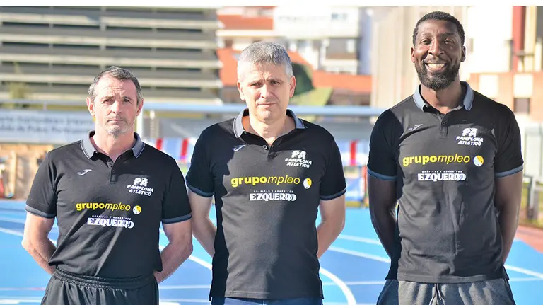 Los tres entrenadores del Pamplona Atlético posando en el estadio Larrabide. Cedida.