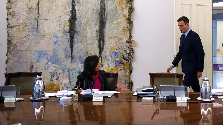 El presidente del Gobierno, Pedro Sánchez, preside la reunión de un Consejo de Ministros extraordinario, este viernes, en el palacio de la Moncloa antes de realizar su declaración institucional. EFE / Presidencia / Borja Puig de la Bellacasa