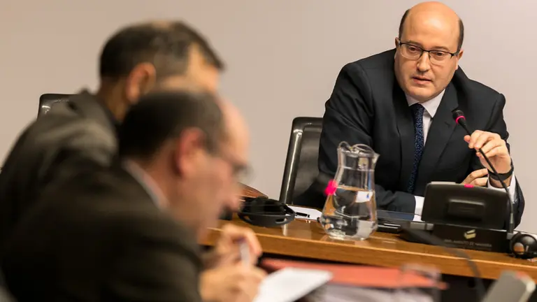 Carlos Fernández Valdivieso, exdirector Gerente de Sodena, comparece en la comisión de investigación del Parlamento de Navarra (11). IÑIGO ALZUGARAY