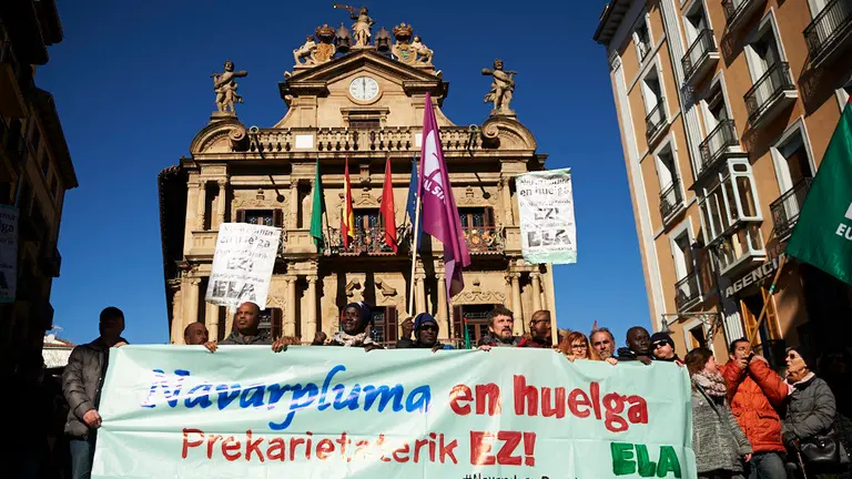 Concentración convocada por ELA con motivo de la huelga indefinida en la empresa Navarpluma. PABLO LASAOSA 1