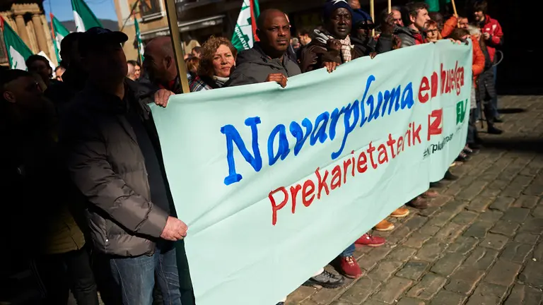 Concentración convocada por ELA con motivo de la huelga indefinida en la empresa Navarpluma. PABLO LASAOSA 2