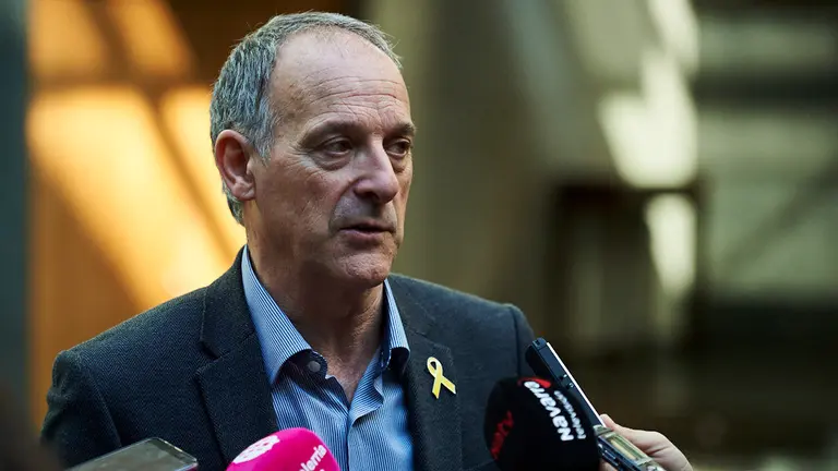 Adolfo Araiz (EH Bildu) hace declaraciones ante los medios de comunicación tras el anuncio de las nuevas elecciones. PABLO LASAOSA 1