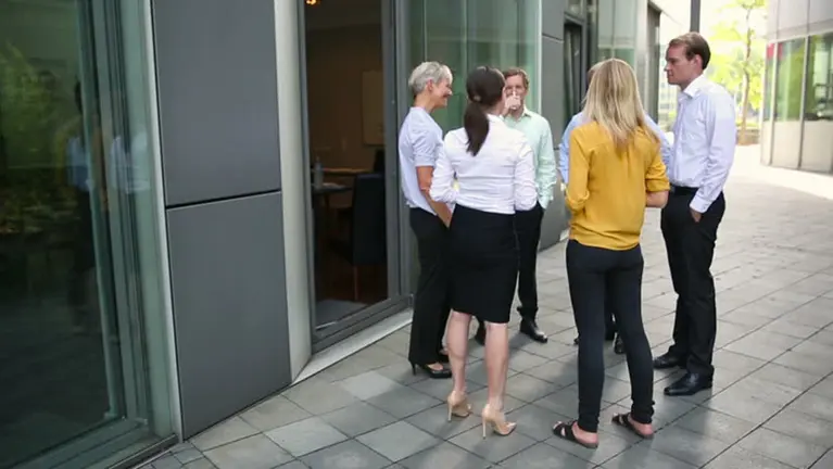 Imagen de varias personas reunidas junto al portal de un edificio ARCHIVO