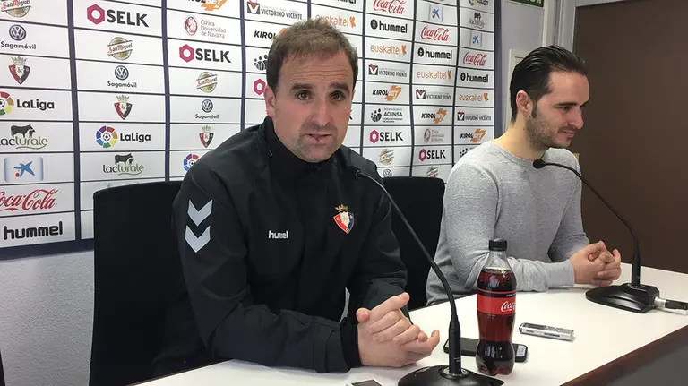 El entrenador de Osasuna, Jagoba Arrasate, en rueda de prensa en Tajonar.