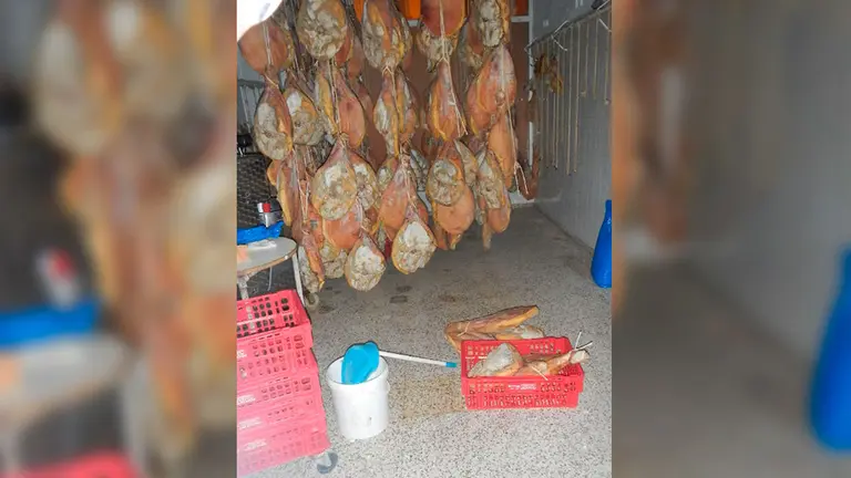 Algunos jamones preparados para ser sustraídos. CEDIDA