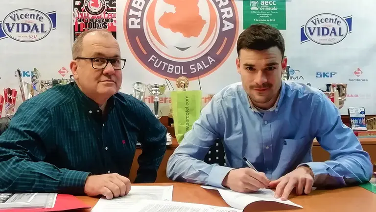Ferrán Plana firmando su nuevo contrato en la sede del Ribera Navarra. Cedida.