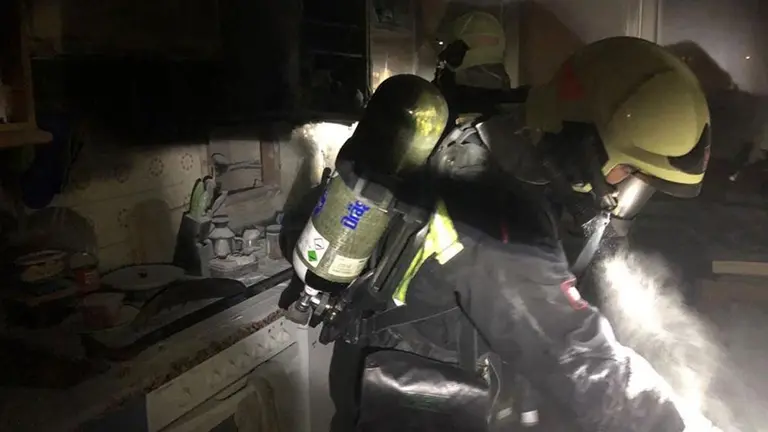 Un bombero trabaja en la extinción de una casa en una vivienda BOMBEROS DE NAVARRA