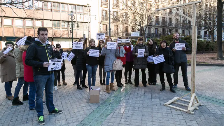 La asociación AUPA de autónomos se concentra a las puertas del Parlamento de Navarra (01). IÑIGO ALZUGARAY