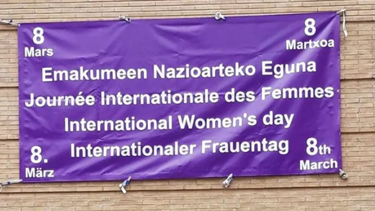 Imagen de la pancarta situada en la escuela de idiomas de Tudela. FACEBOOK