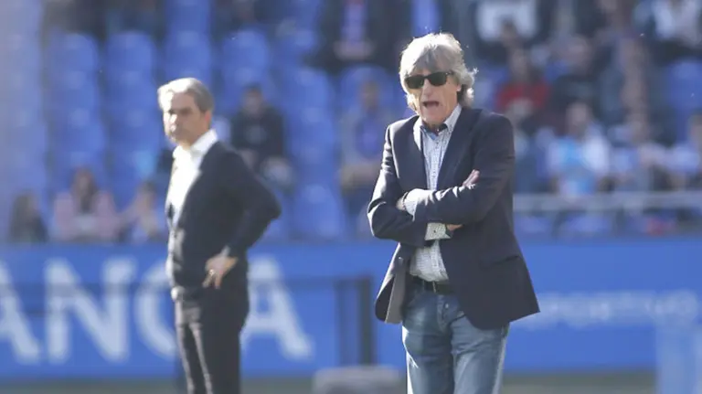 Enrique Martín con gafas negras en el banquillo de Riazor. La Liga.