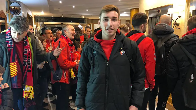 Jon Moncayola a la llegada de Osasuna al hotel de concentración en Soria. Twitter Osasuna.