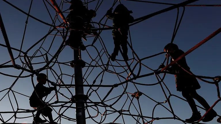 GRAFCAV1628. PAMPLONA, 14/02/2019.- Un grupo de niños juegan en un parque durante el atardecer esta tarde en Pamplona en una jornada donde las bajas temperaturas de la mañana han ido subiendo durante el día hasta alcanzar los 14 grados. EFE/ Jesus Diges