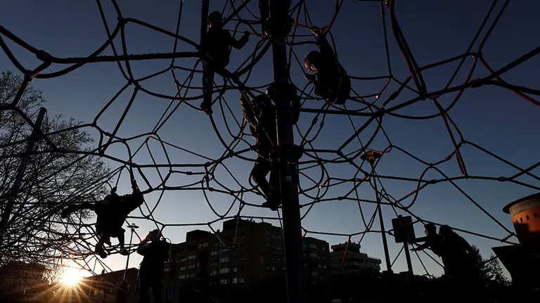 GRAFCAV1629. PAMPLONA, 14/02/2019.- Un grupo de niños juegan en un parque durante el atardecer esta tarde en Pamplona en una jornada donde las bajas temperaturas de la mañana han ido subiendo durante el día hasta alcanzar los 14 grados. EFE/ Jesus Diges