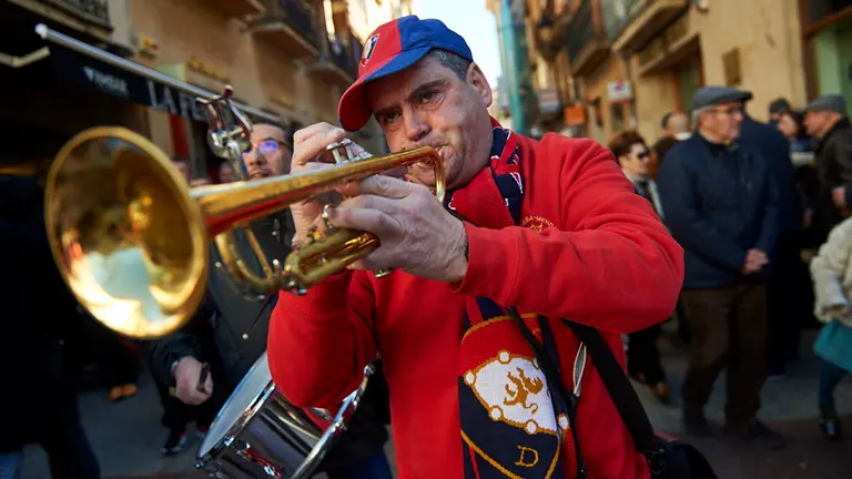 Los aficionados de Osasuna llenan las calles de Soria horas antes del comienzo del partido ante el Numancia. MIGUEL OSÉS 17