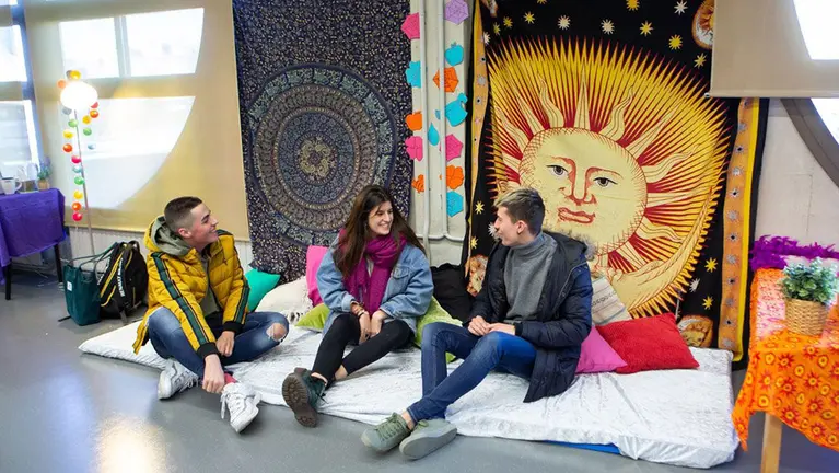 Estudiantes en la inauguración del nuevo espacio de gela saludable. UPNA