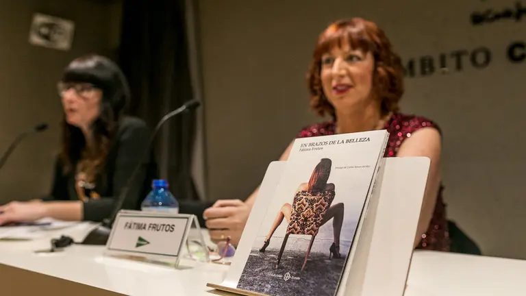 Presentación del libro 'En brazos de la belleza', de la escritora Fátima Frutos (06). IÑIGO ALZUGARAY
