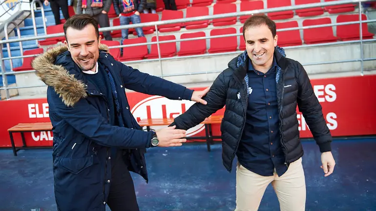 Jagoba Arrasate y Aritz López Garai se saludan momentos antes del comienzo del partido. MIGUEL OSÉS (1)