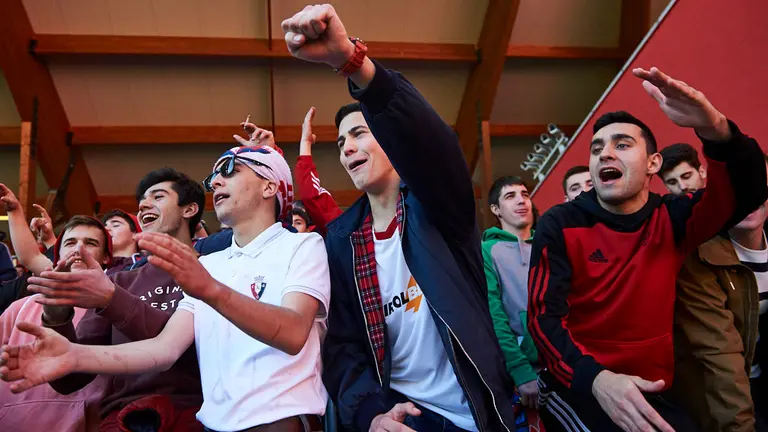 La grada de Osasuna vibra en el estadio del Numancia. MIGUEL OSÉS 12