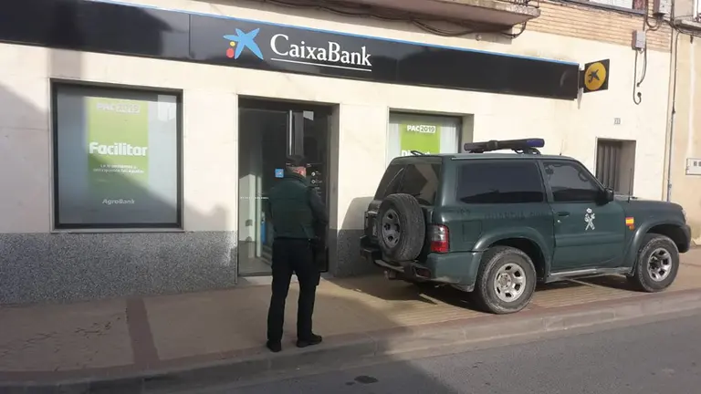 Una de las patrullas de la Guardia Civil desplazadas a la oficina de CaixaBank en Sartaguda, donde se ha producido un atraco. Foto: GUARDIA CIVIL