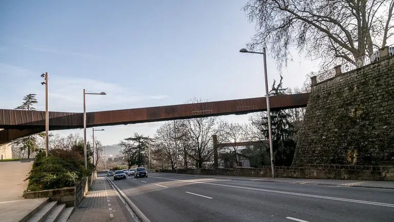 Pasarela peatonal sobre la Cuesta del Labrit de Pamplona, cerrada debido a sus problemas de construcción y seguridad (04). IÑIGO ALZUGARAY