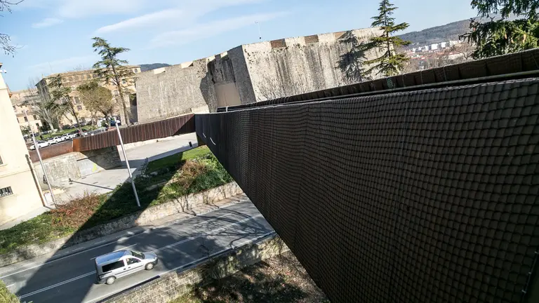 Pasarela peatonal sobre la Cuesta del Labrit de Pamplona, cerrada debido a sus problemas de construcción y seguridad (10). IÑIGO ALZUGARAY