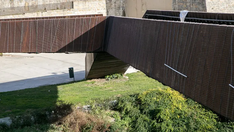 Pasarela peatonal sobre la Cuesta del Labrit de Pamplona, cerrada debido a sus problemas de construcción y seguridad (12). IÑIGO ALZUGARAY