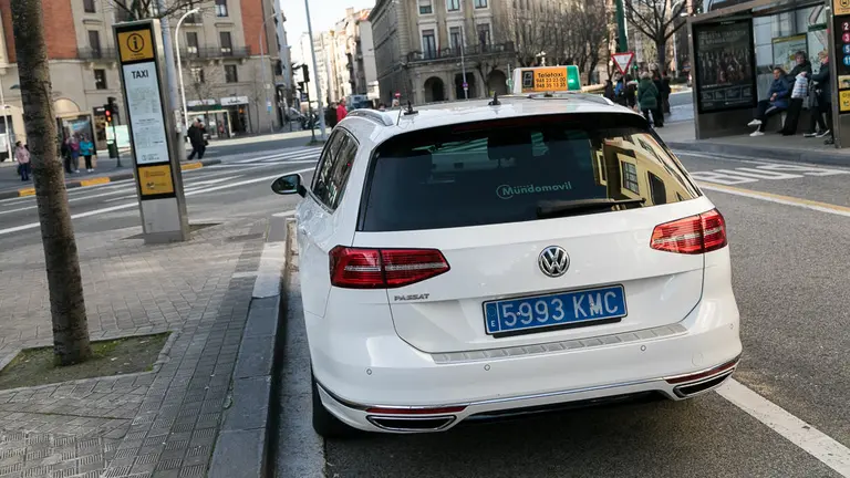 Nueva matrícula trasera de color azul y letras blancas en los taxis de Pamplona (04). IÑIGO ALZUGARAY