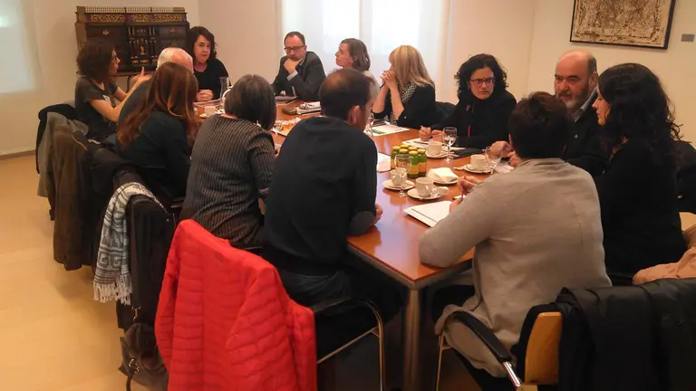 La presidenta del Parlamento de Navarra, Ainhoa Aznárez, con los representantes de los colectivos de personas con discapacidad. CEDIDA