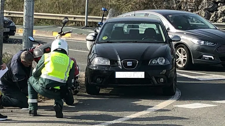 Momento en el que el motorista accidentado en una rotonda de San Jorge ha sido socorrido GUARDIA CIVIL