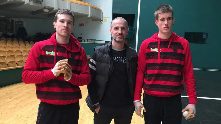 Artola, Beloki y Mariezkurrena en el frontón Labrit de Pamplona