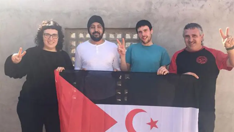 Los miembros de la Asociación Navarra de Amigos del Sáhara, María Pérez de Larraya, Iratxo Bakedano y Alberto Jolis, junto con Ahmed Ettanjji TWITTER