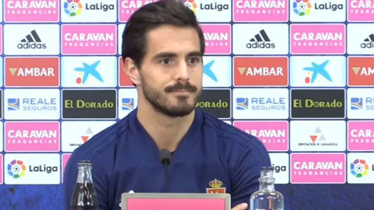 El jugador navarro del Real Zaragoza, Javi Ros, en rueda de prensa.