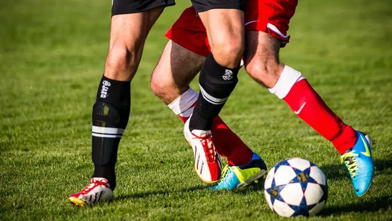 Dos futbolistas durante un partido de fútbol ARCHIVO
