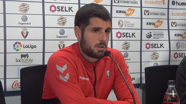 El jugador de Osasuna, Fran Mérida, en rueda de prensa en Tajonar.