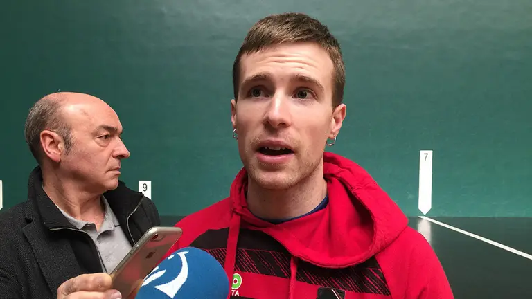 El pelotari Iñaki Artola hablando ante los periodistas en el frontón Labrit. Navarra.com