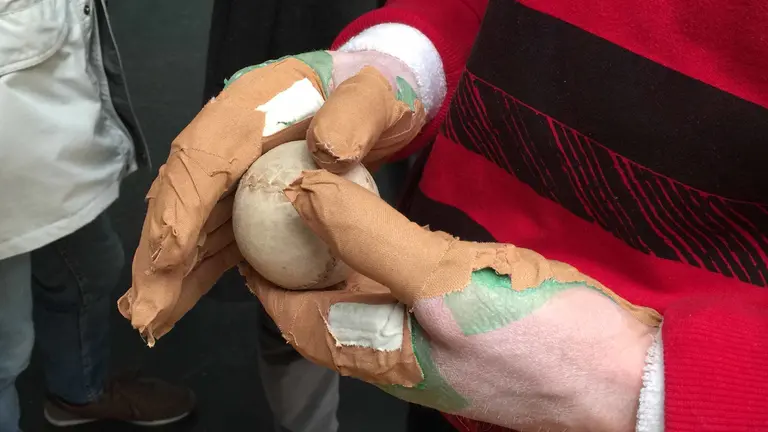 Las manos de un pelotari con sus protecciones. Navarra.com