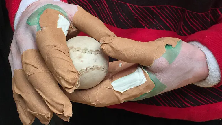 Las manos de un pelotari en el labrit