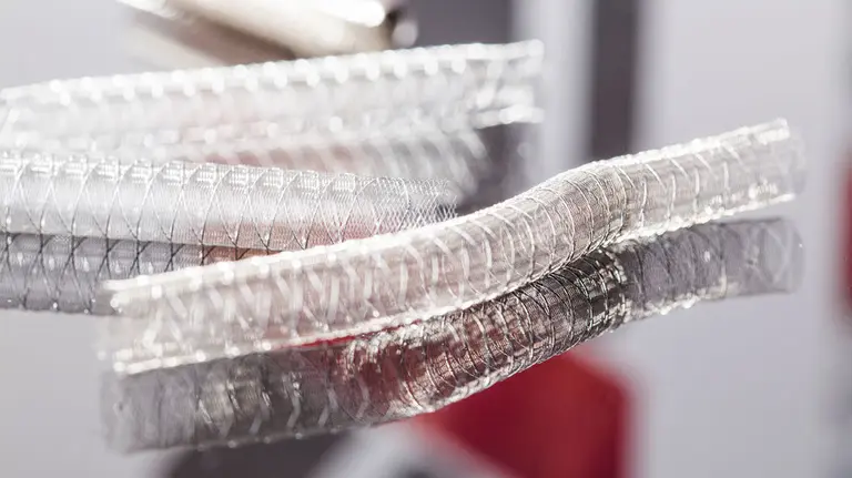 Aspecto de un stent para el refuerzo de los injertos venosos en las cirugías coronarias.