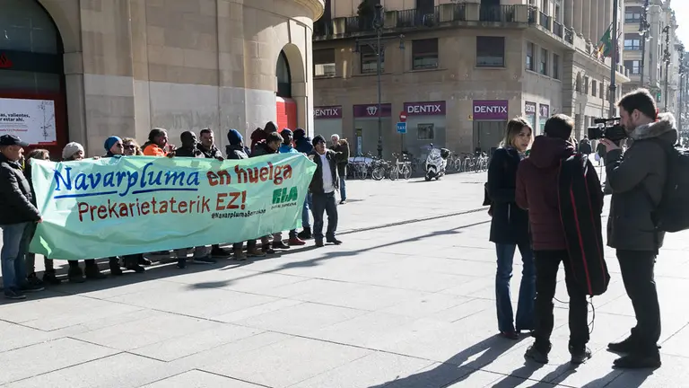 Concentración convocada por ELA con motivo de la huelga en Navarpluma (02). IÑIGO ALZUGARAY