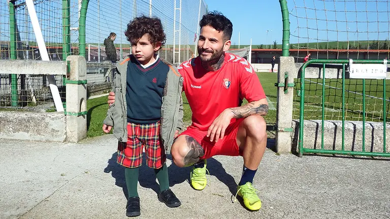 Rubén García posa con un joven aficionado en Tajonar